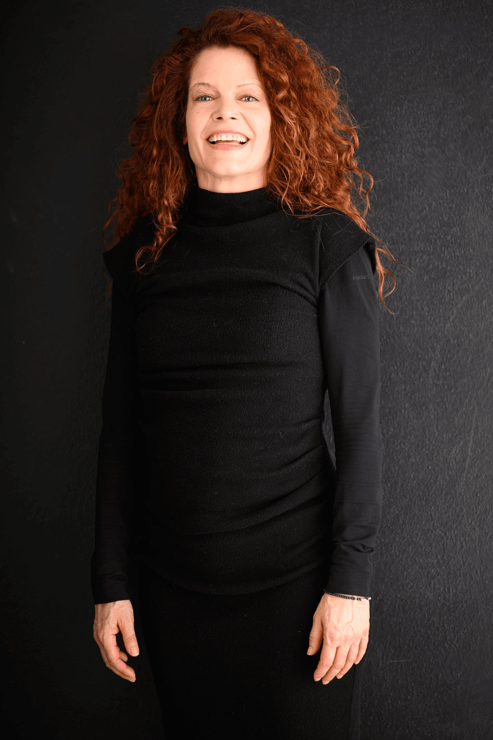 Porträt von Claudia Schulz vor schwarzem Hintergrund