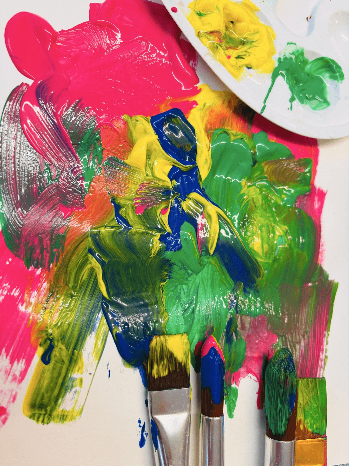 Farbpalette und Pinsel aus der kunsttherapeutischen Arbeit
