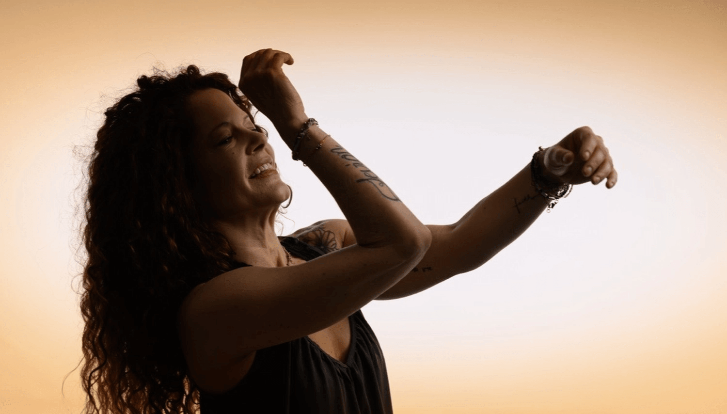 Claudia Schulz im goldenen Abendlicht, in Bewegung