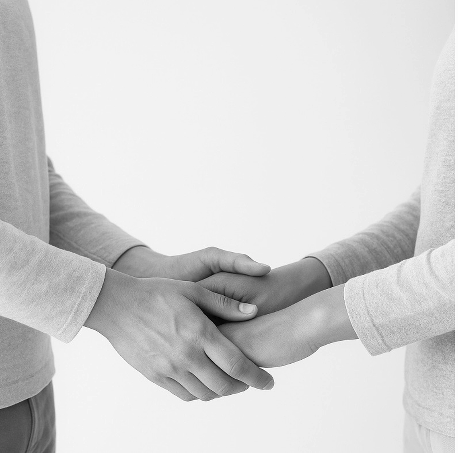 Claudi Schulz -  Tanz- und Bewegungstherapeutin, Kunsttherapeutin und psychologische Beraterin - Händchen haltend